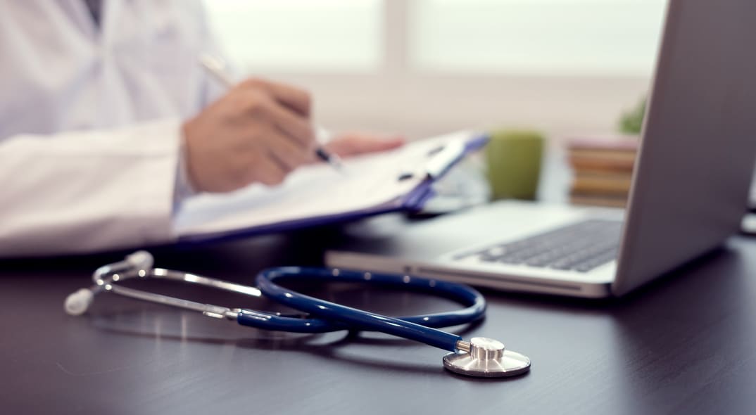 Клиника лечения алкоголизма и наркомании Врач делает записи в журнале