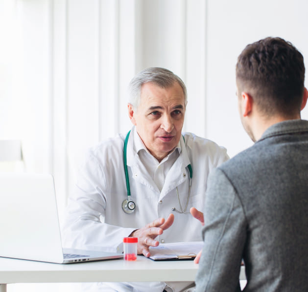 Консультация врача-нарколога Врач беседует с пациентом в кабинете клиники