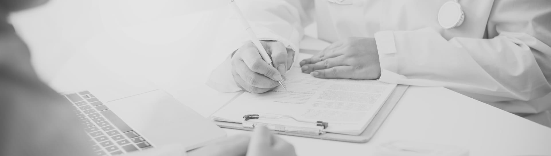 Наркологическая клиника в Конаково Врач за рабочим столом делает записи